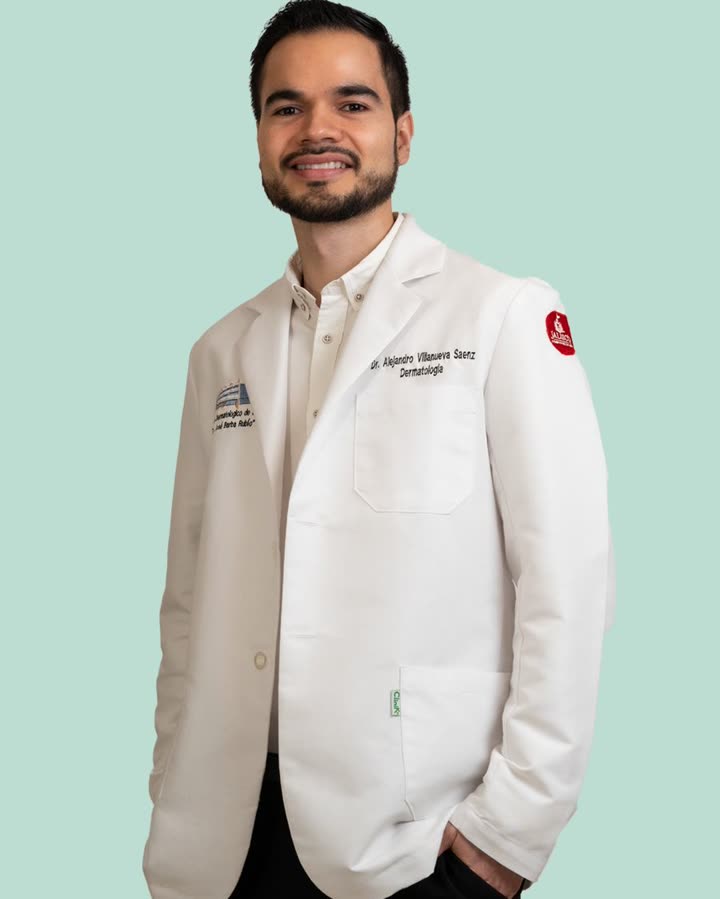 Dr. Alejandro Villanueva Sáenz con bata blanca