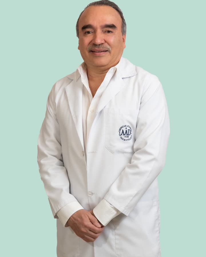 Dr. Carlos Villanueva Ochoa con bata blanca