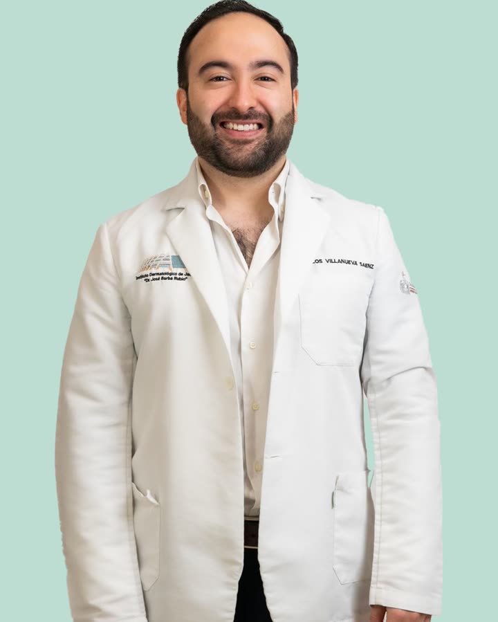 Dr. Carlos Villanueva Sáenz con bata blanca