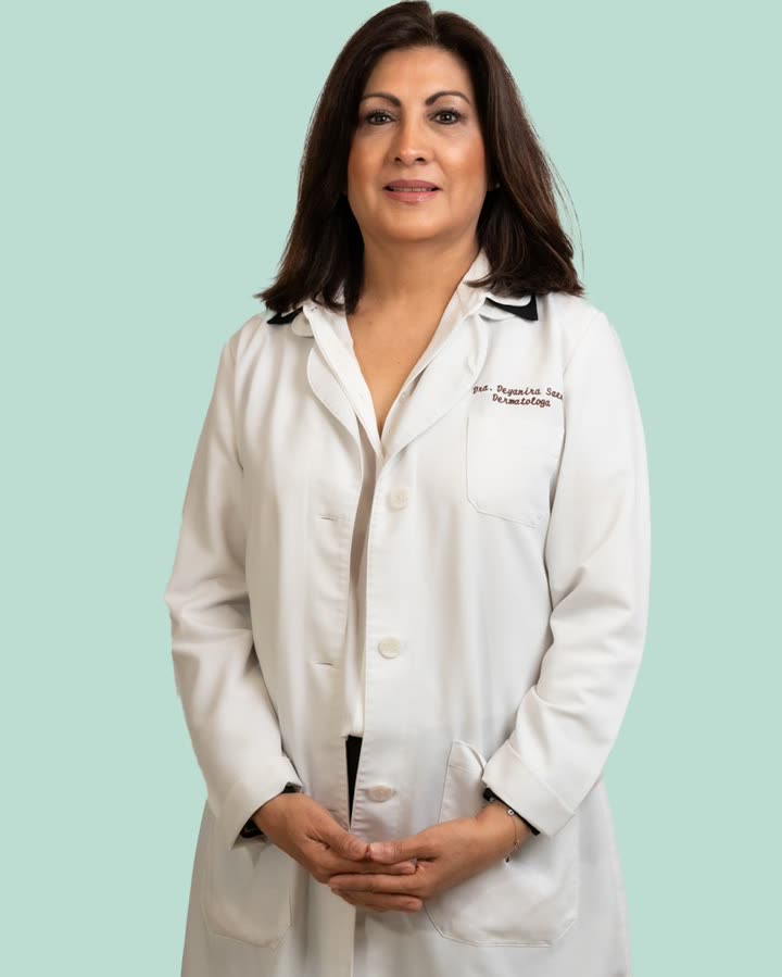 Dra. Deyanira Sáenz con bata blanca