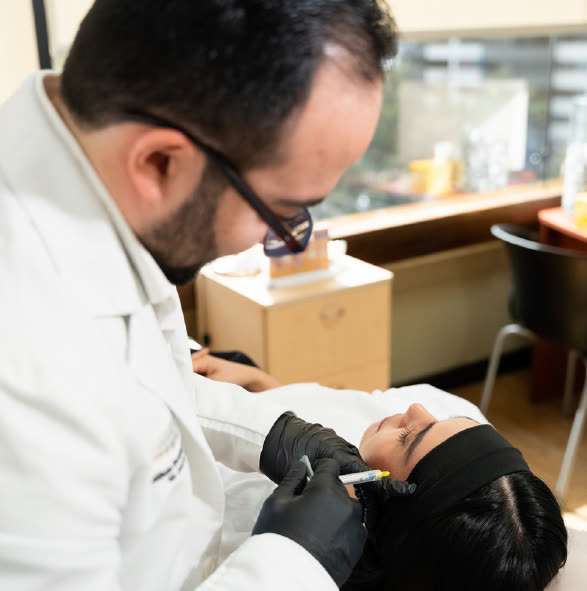 Especialista con guantes realiza un procedimiento facial en el consultorio